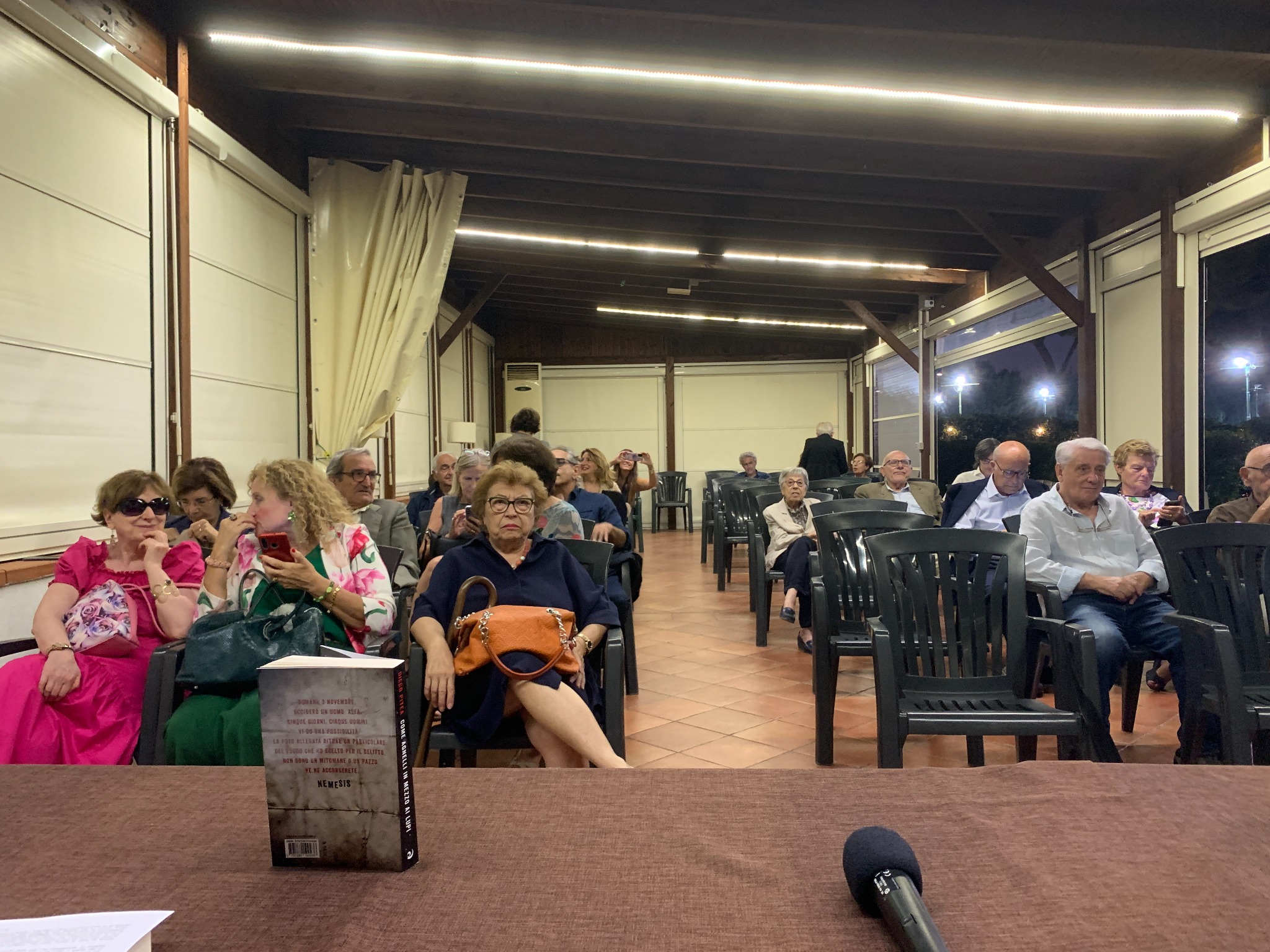 Diego Pitea durante una presentazione con il pubblico