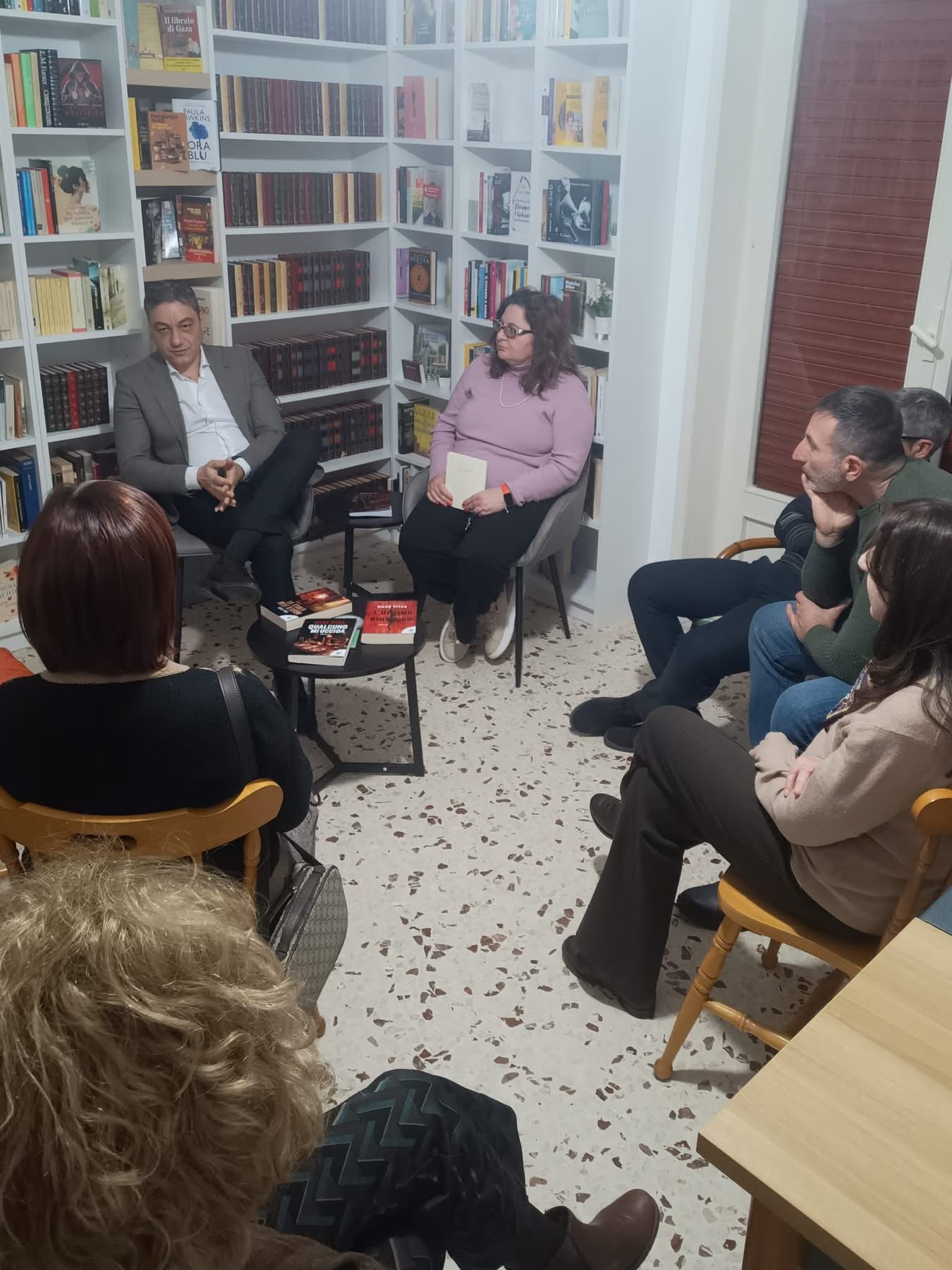 Diego Pitea firma copie dei suoi romanzi